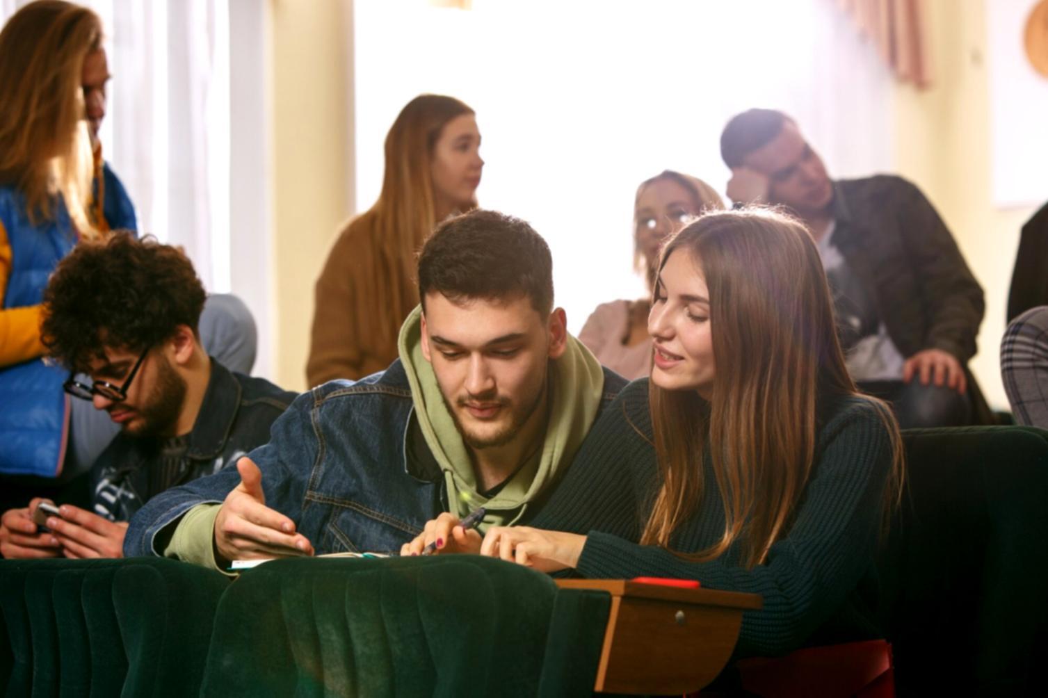 Espacio de aprendizaje flexible con estudiantes trabajando en diferentes modalidades
